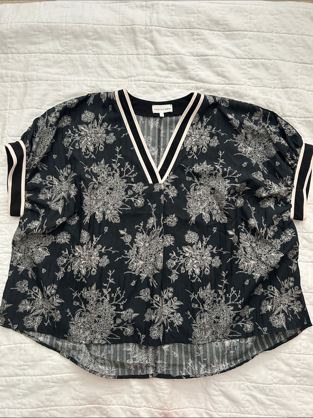 entro Navy Floral V-Neck Short Sleeve Blouse with Cream Trim NWOT